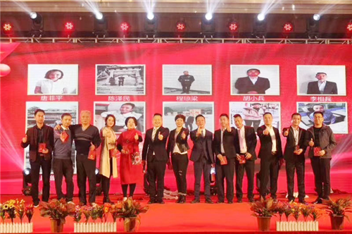 公司领导与派沃功勋员工合影